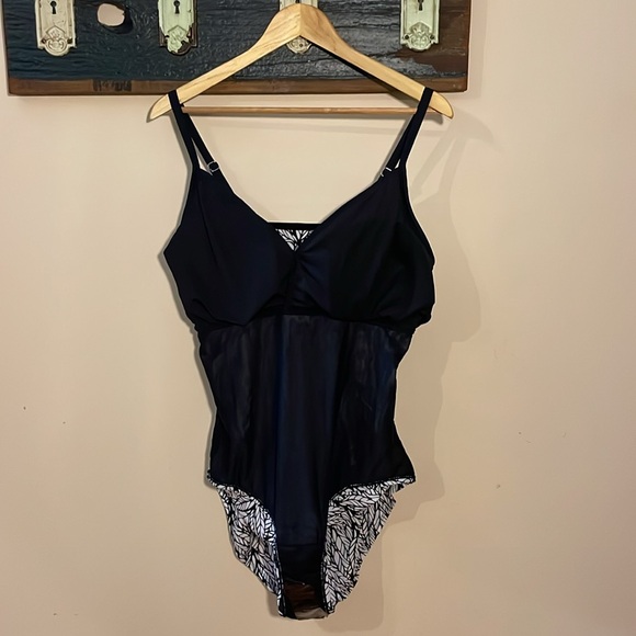 Sea & Sand Black and White Tummy Control One Piece Swimsuit Size 20 - Picture 10 of 16